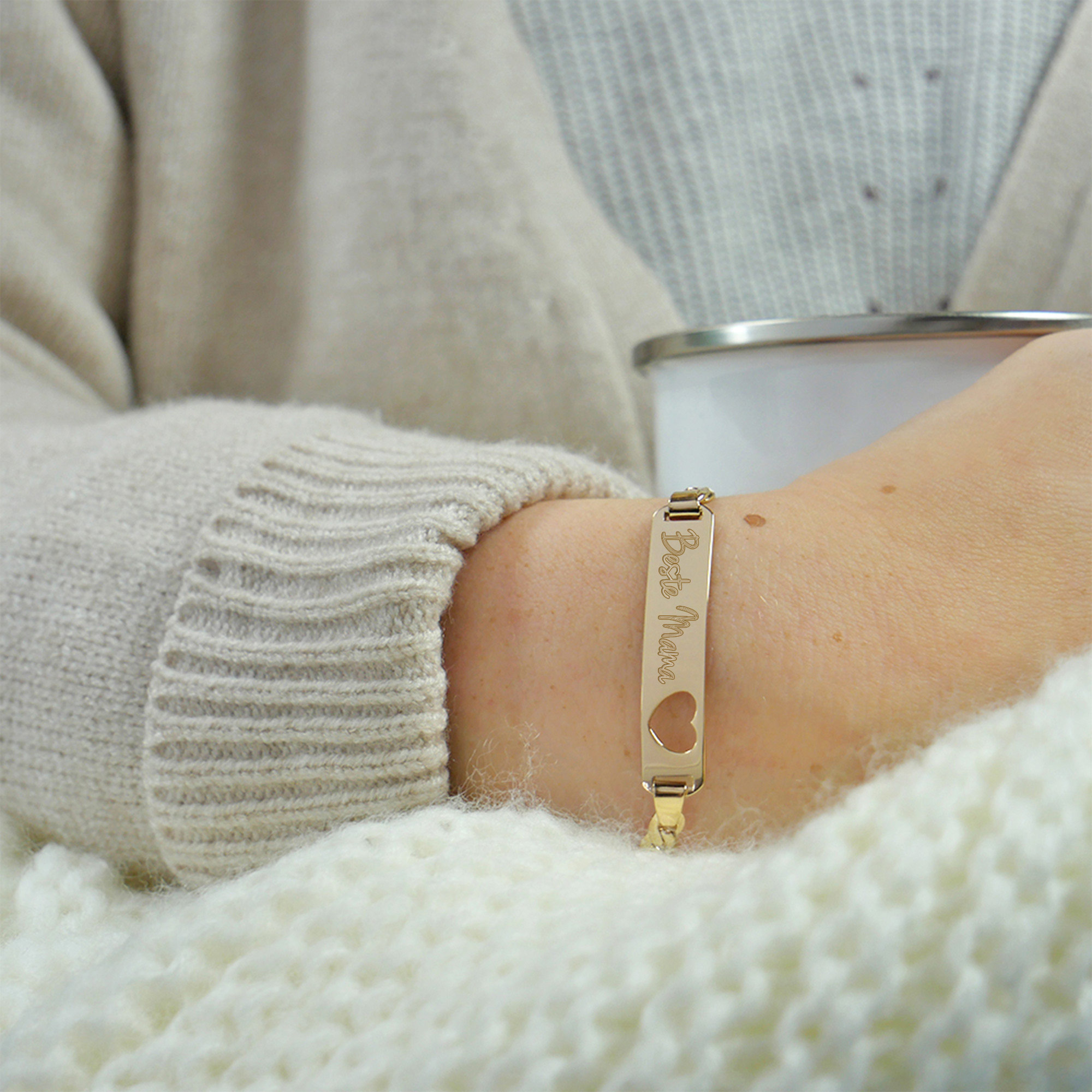 Gold Armband mit Gravur für Beste Mama - Herzstanze