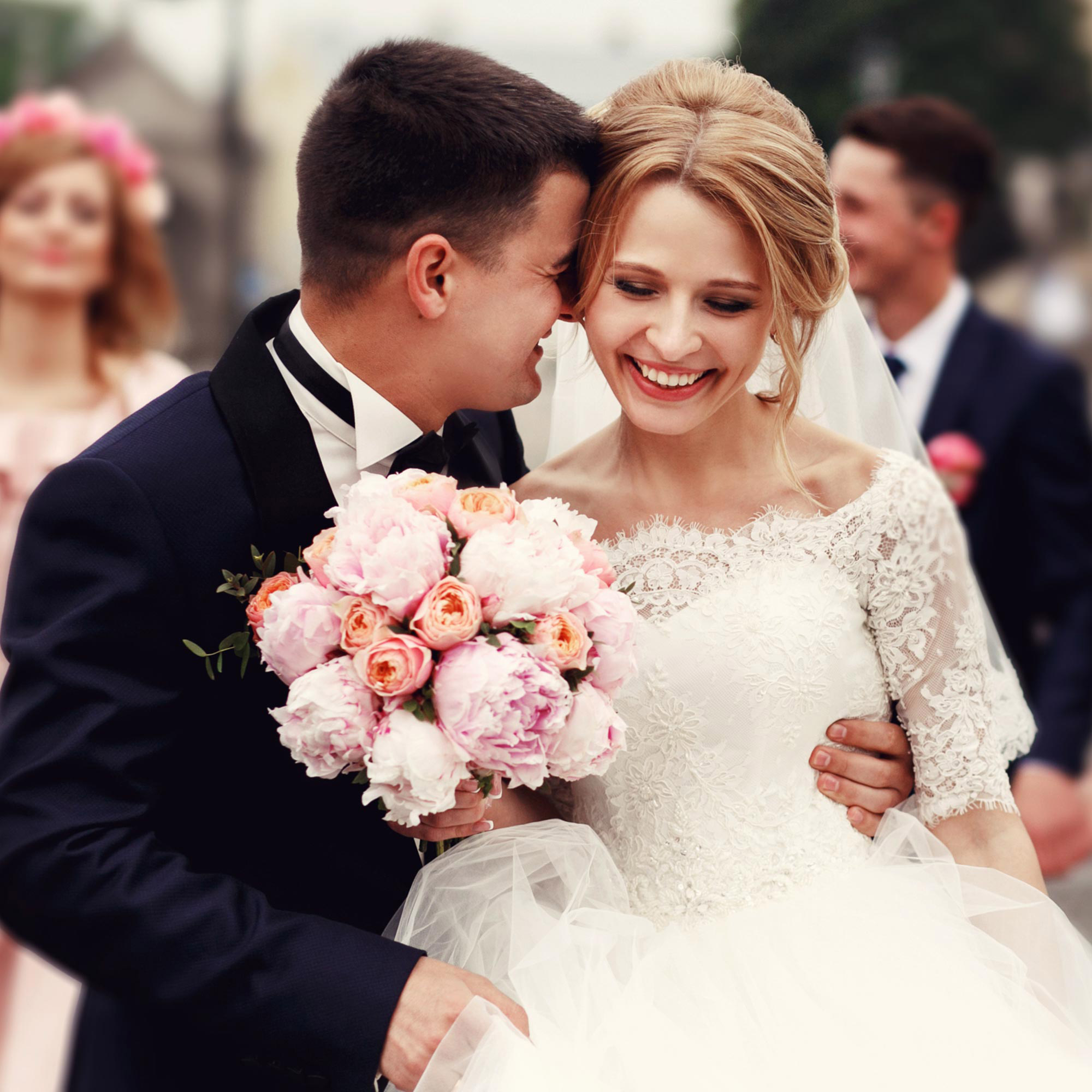 Baumscheibe mit Gravur zur Hochzeit - Pusteblume ist personalisiertes Hochzeitsgeschenk aus Holz zur Trauung und Hochzeitsdekoration für Tischdeko